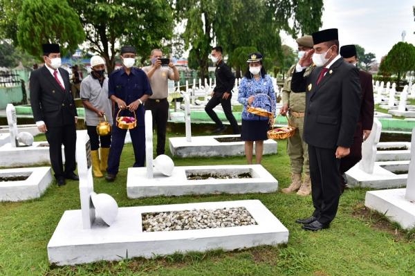 Peringati HUT ke-73 Provinsi Sumut, Gubernur Edy Rahmayadi Pimpin Ziarah Rombongan ke Makam Pahlawan